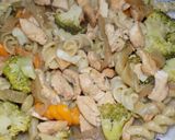 Foto del paso 9 de la receta: Pechuga de pollo, brócoli y fideos multicolor al wok