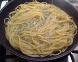 Foto del passaggio 6 della ricetta Linguine con crema di broccoletti e bottarga, e farina di mais gialla per polenta bruciata con alici
