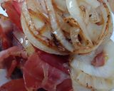 Foto del paso 4 de la receta: Hamburguesa de Angus con bacon, queso, tomate, cebolla y pan cristal