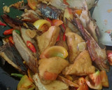 Foto langkah ke 3 dari resep Oseng kering pindang tahu bumbu saus tiram.
