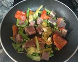 Foto del paso 3 de la receta: Paella de verduras con atún fresco