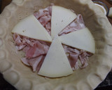 Foto del paso 2 de la receta: Tarta de jamón y queso con champiñones y aguacate