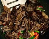 Foto langkah ke 2 dari resep Tumis Jamur Kuping dan Seledri.