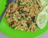 Foto langkah ke 5 dari resep Indomie goreng nyemek.
