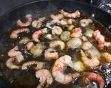 Foto del paso 5 de la receta: Fideuá negra con gambita de Huelva y sepia