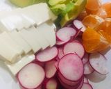 Foto del paso 4 de la receta: Hamburguesas Saludable con Quinua y Ensalada de Frutas 🍊🥑 vegetales  con Salsa Griega !🥗