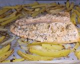 Foto del paso 3 de la receta Salmón al horno con patatas y cebolla