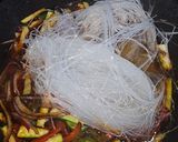Foto del paso 3 de la receta: Huevos fritos, con fideos de arroz lomo de dos colores