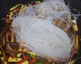 Foto del paso 3 de la receta: Huevos fritos, con fideos de arroz lomo de dos colores