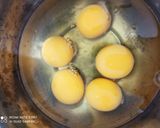 ऑमलेट पिझ्झा (omlette pizza recipe in marathi) रेसिपी स्टेप 2 फोटो 