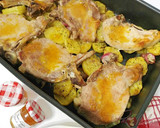 Foto del paso 7 de la receta: Chuletas de cerdo al horno con glaseado de mermelada de melocotón y especias