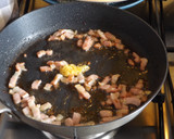Foto del paso 2 de la receta: Tirabeques y alcachofas con bacon ahumado y ajo