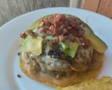 Foto del paso 11 de la receta: Hambur-arepa con aguacate🥙 cebolla caramelizada y mayomostaza ahumada🫓🍔