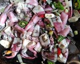 Foto langkah ke 2 dari resep Cumi Masak Hitam.