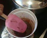 Foto del paso 3 de la receta: Paleta tipo Magnum casera fresas con crema