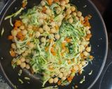Foto del paso 5 de la receta: Salmón con calabacín y garbanzos