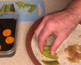 Foto del paso 6 de la receta: Tortilla trend con cerdo teriyaki, cebolla caramelizada, pepinillo encurtido y yema curada soja y PX