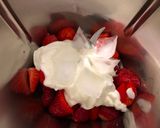 Foto del passaggio 2 della ricetta Smoothie alla fragola