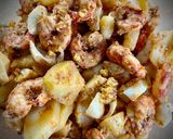 Foto del paso 4 de la receta Ensalada de langostinos al ajillo con patata y huevo duro