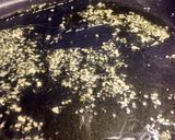 Foto del paso 2 de la receta Níscalos al ajillo con brotes de rábano