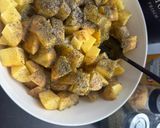 Fűszeres héjában sült krumpli Air Fryerben recept fázis 2 fotója