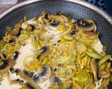 Une image de l'étape 3 de One pot orzo/poireau/champignons et crevettes au curry.