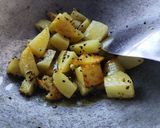 A picture of step 2 of Pumpkin ki sabji.
