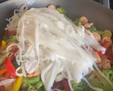 Foto del paso 4 de la receta: Noodles de arroz con gambones y verduras