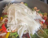 Foto del paso 4 de la receta: Noodles de arroz con gambones y verduras