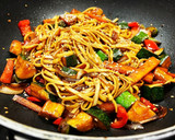 Foto del paso 4 de la receta: Tallarines de arroz (noodles) con verduras al wok y sésamo
