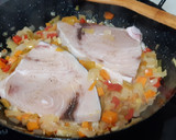 Foto del paso 3 de la receta: Emperador con verduras al vino