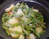 Foto del paso 3 de la receta: Ensalada campera con espárragos verdes y salmón ahumado