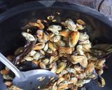 Foto langkah ke 2 dari resep Tumis kerang pedas manis.
