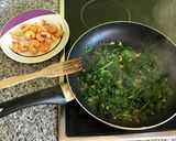 Foto del paso 2 de la receta Espaguetis al ajillo con gambas y espinacas