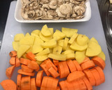 Foto del paso 1 de la receta: Parmentier de patata y batata, champiñones y huevo poche con aceite de trufa
