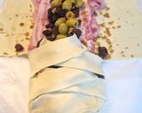 Foto del paso 3 de la receta: Trenza de hojaldre rellena de jamón, bacon, pasas y aceitunas