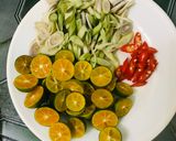 Hình bước làm 1 của món Chân gà sả tắc 😝😝😝