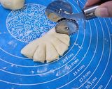 Hình bước làm 2 của món Crescent roll hình quạt