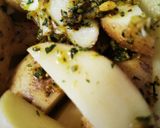 Foto del paso 3 de la receta: Cuartos traseros de pollo al horno con papas