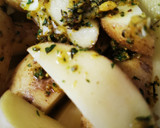 Foto del paso 3 de la receta: Cuartos traseros de pollo al horno con papas