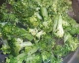 Foto langkah ke 1 dari resep Broccoli Chicken Mac and Cheese.