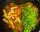 A picture of step 7 of Nimona (Green Peas Curry).