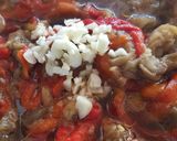Foto del paso 2 de la receta: Ensalada de pimientos rojos, berenjenas, atún y huevo duro