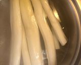 Szalonnakabátos zöld spárga és főtt fehér spárga krumplival recept fázis 3 fotója