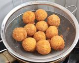 Foto langkah ke 5 dari resep Potato Balls.