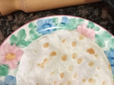 Tacos de lechuga morada y milanesa de pollo con salsa de ajo