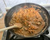 Une image de l'étape 26 de Poulet aux cacahuètes, carottes, tomates et épices.