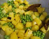 आलू मटर पनीर की सब्जी (Aloo matar paneer ki sabzi recipe in Hindi) रेसिपी चरण 3 फोटो