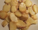 Foto del paso 3 de la receta Huevos rotos con patatas y gulas del norte