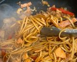 A picture of step 9 of Egg noodles stir-fried with chicken and bacon.